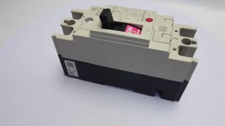 Mitsubishi NF32-SV2P5A stroomonderbreker met gegoten behuizing